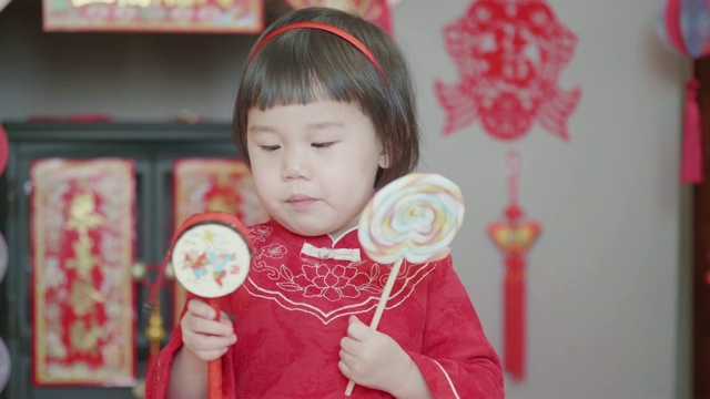中国小女孩在家庆祝春节视频素材