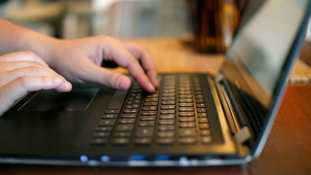 女人用手在笔记本电脑键盘上打字，滑块右移，慢动作视频素材