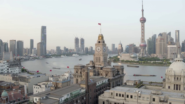 海关和上海陆家嘴天际线的WS旋转与黄浦江，珠江大厦，金茂，世界金融中心，外滩视频下载