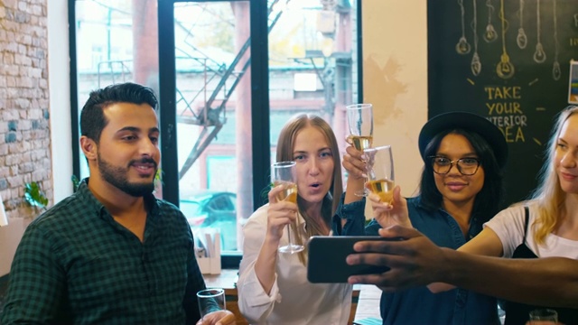 多民族设计师团队在办公室派对上用香槟长笛自拍视频下载
