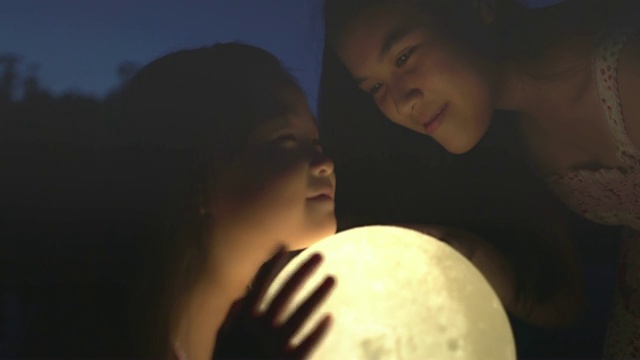 孩子们在晚上抱着月亮视频素材