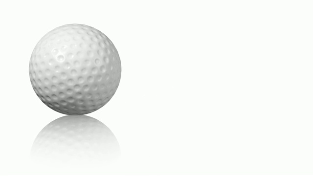 高尔夫球在白色反光地板上转动视频素材