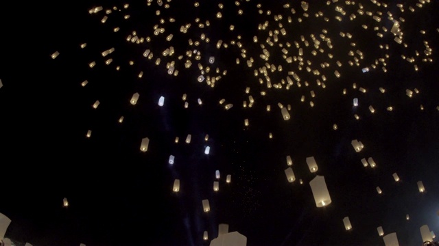 飘浮的灯笼和烟花，怡鹏节，Loy Kra thong在泰国清迈视频素材