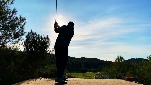 高尔夫球手与高尔夫挥杆对太阳视频素材