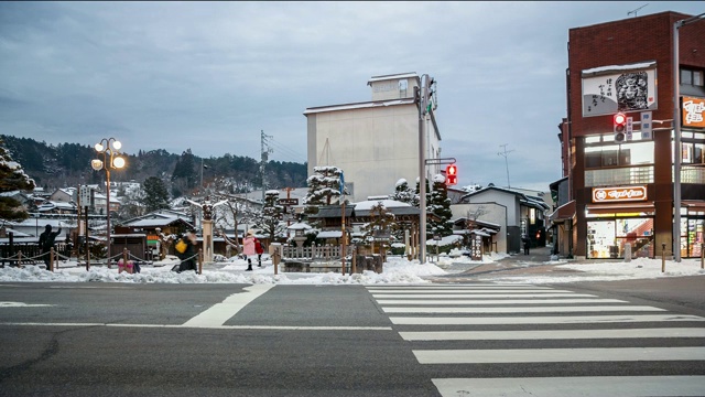 日本高山的雪景公园和夜晚的交通视频下载