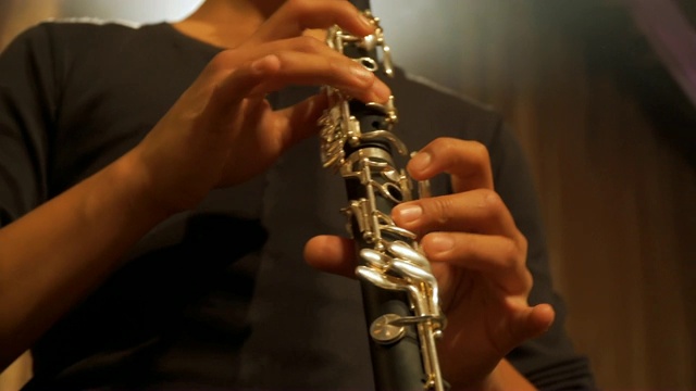 在音乐会上演奏单簧管的男孩视频下载