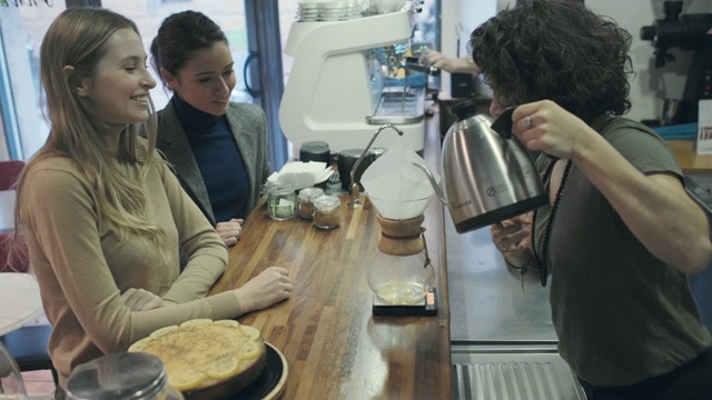 小咖啡店的咖啡师。视频下载