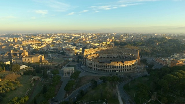 飞越罗马斗兽场，意大利，罗马。日出时罗马竞技场鸟瞰图视频下载