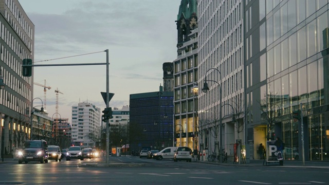 繁忙的城市十字路口与交通和行人视频素材
