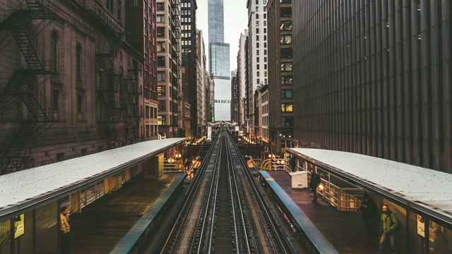 T/L ZO高架通勤列车在芝加哥环线/芝加哥，伊利诺伊州，美国视频下载
