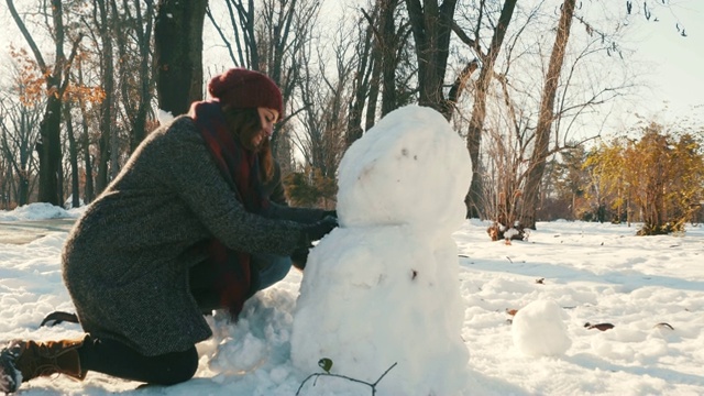 堆雪人总是一件快乐的事。视频素材