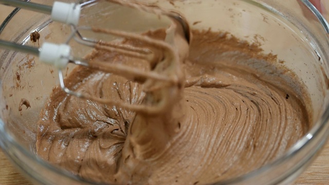 用搅拌机做巧克力蛋糕糊。视频素材