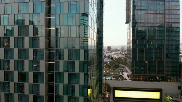洛杉矶市中心的摩天大楼在黄昏- 4K无人机镜头视频下载