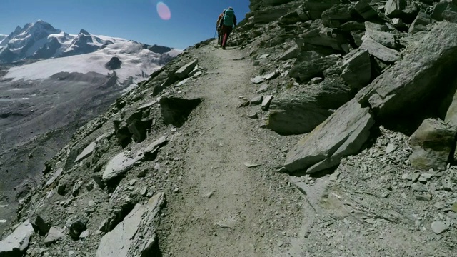 一队徒步旅行者在悬崖边缘的雪山，马特洪峰，瑞士阿尔卑斯山，瑞士视频下载