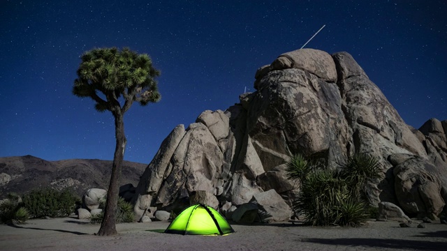 在约书亚树上的帐篷，在夜晚明亮的星星下视频下载