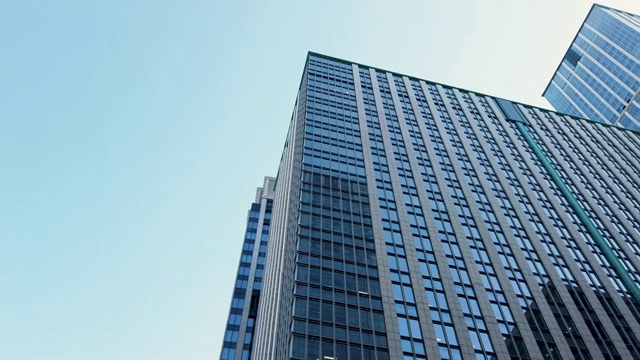 平移跟踪镜头。东京城市景观办公室背景。视频素材