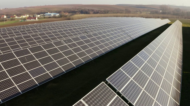 空中商用太阳能电池板安装在地面支架上视频素材