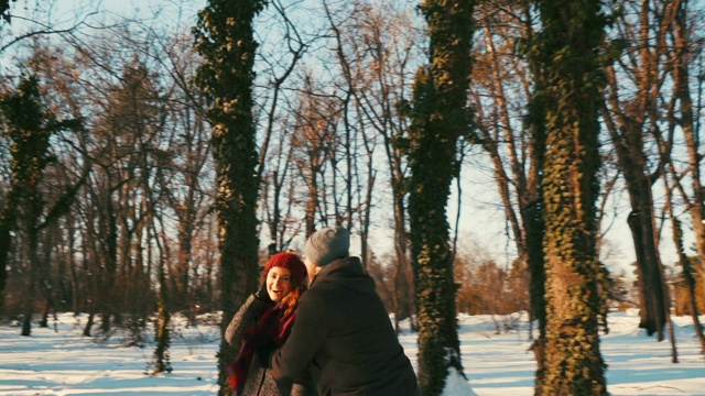 年轻幸福的夫妇在冬天的季节。视频下载