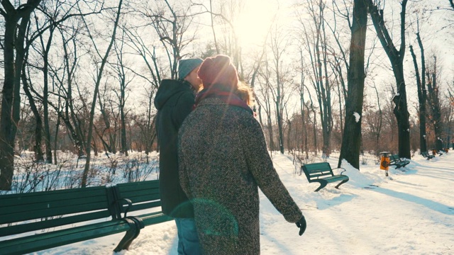 年轻夫妇在冬天一起享受时光。视频下载