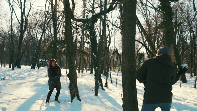 好玩的夫妇享受冬季。视频素材