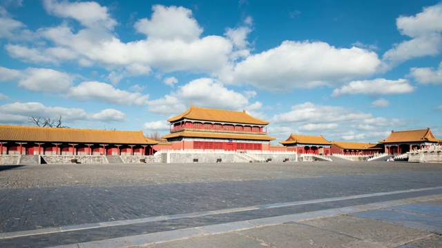 中国北京紫禁城的蓝天白云和古建筑的4K时间延时视频素材