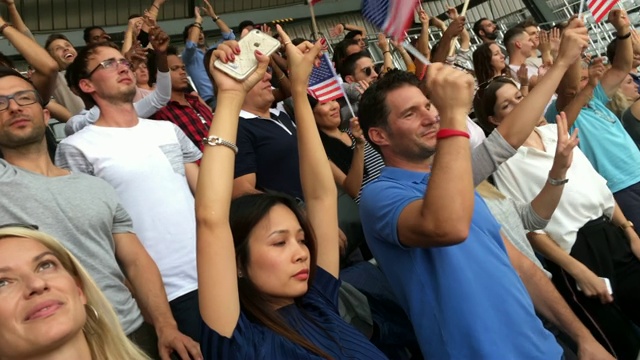 智能手机视频显示，观众在体育场用美国国旗欢呼视频素材