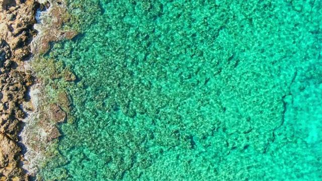晶莹湛蓝的大海视频素材