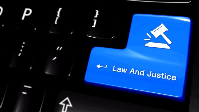 法律与正义在电脑键盘上移动。视频下载