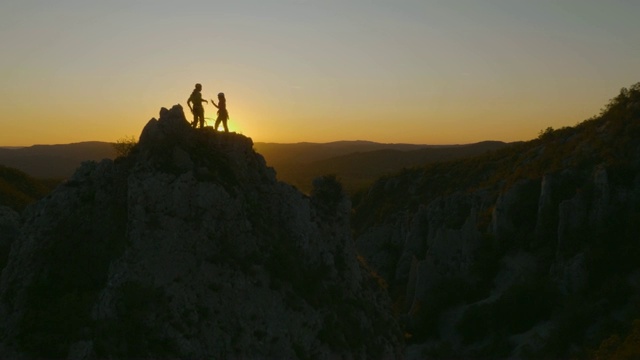 日落时分山顶上的朋友视频素材