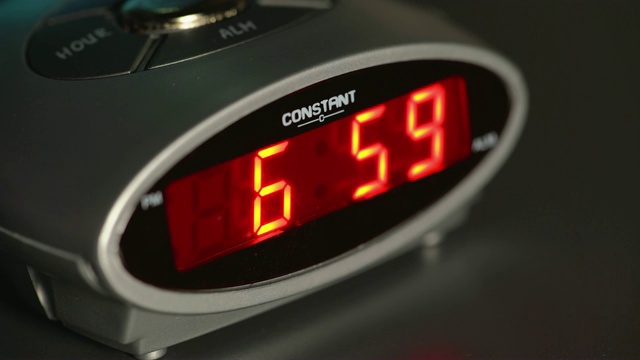 数字闹钟上的红色显示改变时间视频素材
