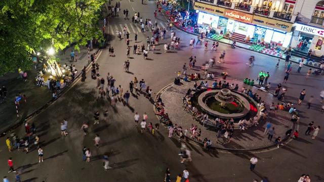 河内老城区著名的中心点在晚上，越南，高角度查看时间流逝视频视频素材