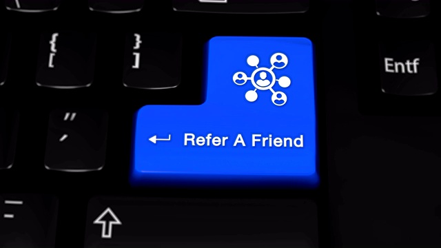 参考朋友在电脑键盘上的旋转动作。视频下载