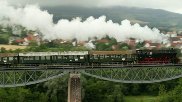 桥上老式蒸汽火车的天线视频下载