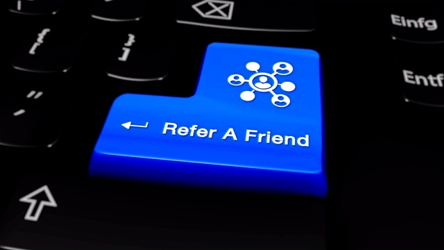 向朋友推荐电脑键盘上的圆形动作按钮。视频下载