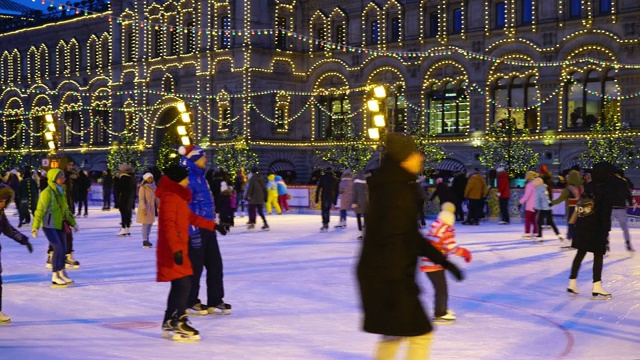 俄罗斯莫斯科红场。人们在溜冰场溜冰视频素材
