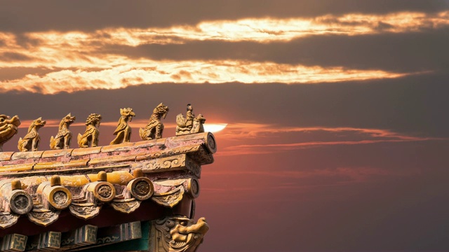4K时间的日落与云彩和古代建筑在紫禁城，北京，中国视频下载