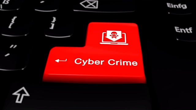 电脑键盘按键上的网络犯罪圆周运动。视频素材