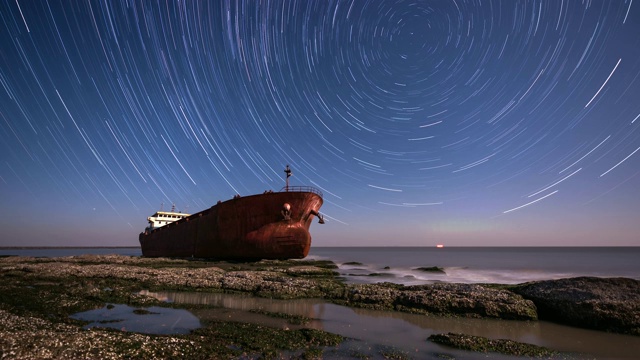 夜景，船和星星在海边打旋视频素材