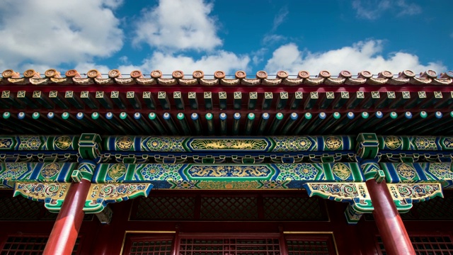 中国北京紫禁城的蓝天白云和古建筑的4K时间延时视频下载