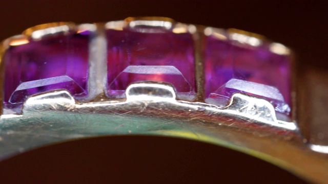 微距拍摄戒指上的紫色宝石视频素材