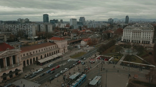 多云的天气里，克罗地亚萨格勒布中心的Ban Jelacic广场鸟瞰图视频下载