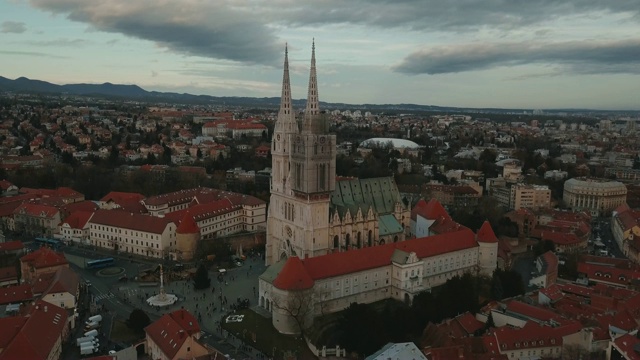 无人机拍摄的克罗地亚萨格勒布市中心一座教堂视频下载