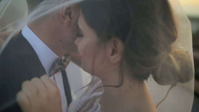 新娘和新郎在婚礼的前一天享受他们的爱视频素材