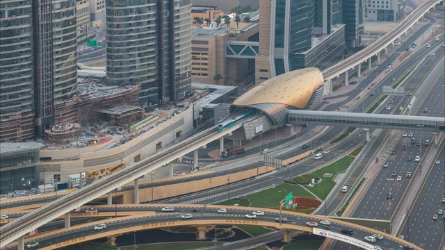 4K延时-现代无人驾驶迪拜高架轨道地铁系统，沿着谢赫扎耶德路向前跑视频下载