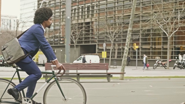 慢动作视频的商人与他的自行车在城市通勤视频素材