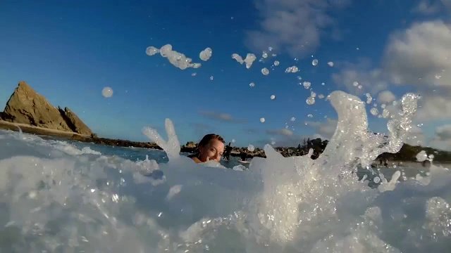 冲浪的乐趣，追逐波浪的女人视频下载