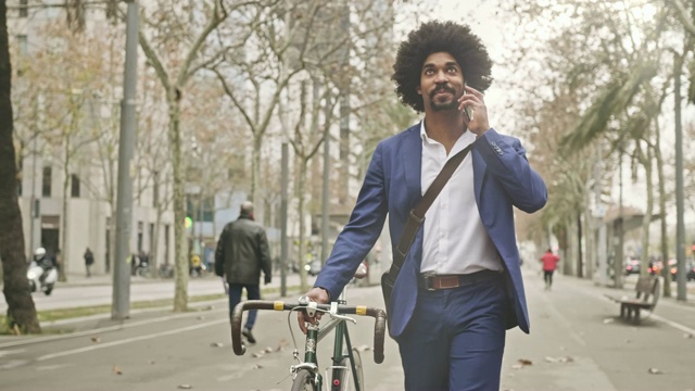 商人与他的自行车在城市通勤视频素材