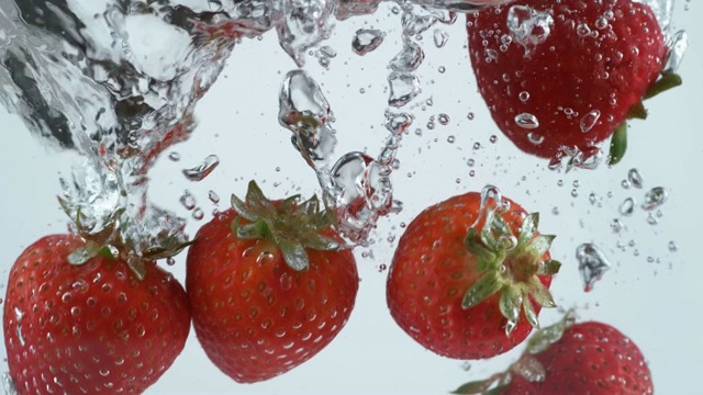 草莓溅入水中的慢动作镜头视频下载