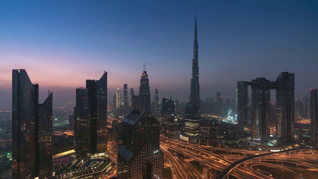 4K时间推移-鸟瞰图现代摩天大楼和城市景观在日出在迪拜。阿联酋视频素材