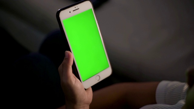 女人用智能手机色度键4k视频下载